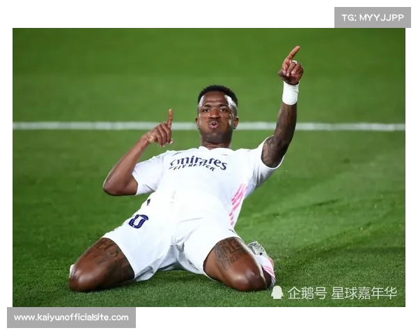 “伯纳乌球迷嘘声四起，维尼修斯场上挥手呼吁停止干扰”