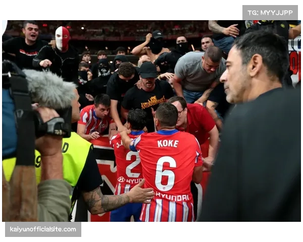 实时：拜仁对阵柏林联合，比赛因球迷向场内投掷杂物中断五分钟