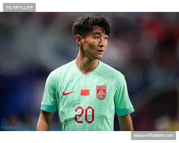 “中超校园行”活动走进广州，韦世豪与小学生互动颠球